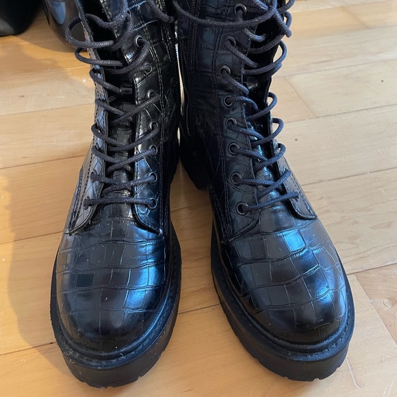 Steve Madden Black Crocodile Platform Combat Boots - Women’s 8.5 - Picture 2 of 7